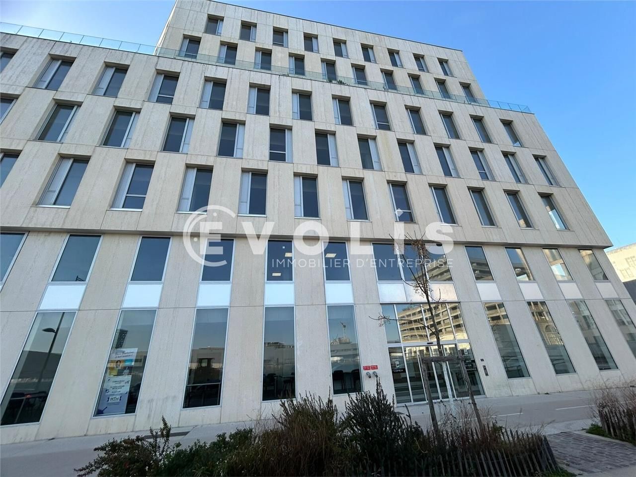 Bureaux de 3037 m² divisibles à partir de 121 m² 