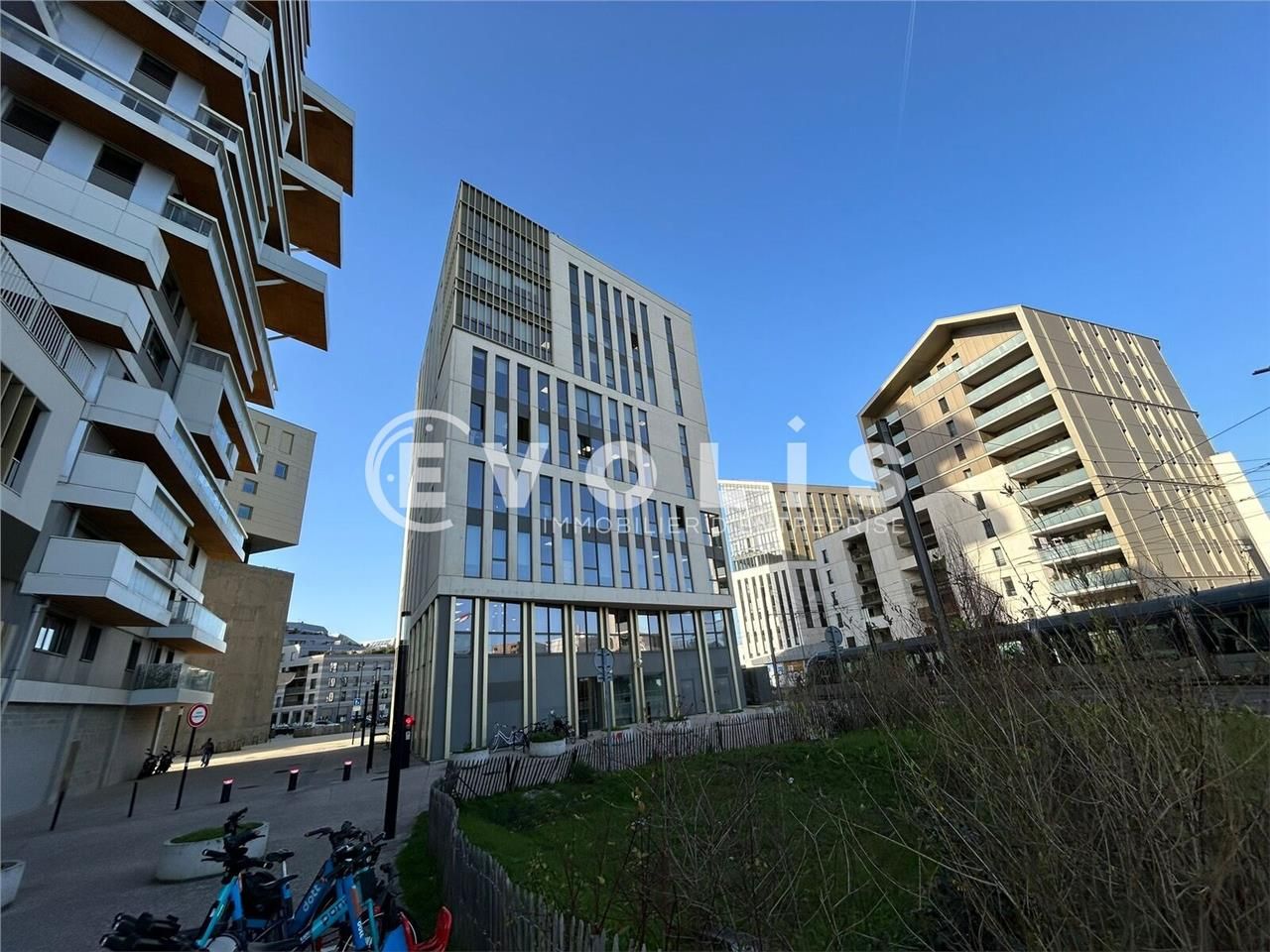 Bureaux de 3648 m²  divisibles à Louer à BORDEAUX