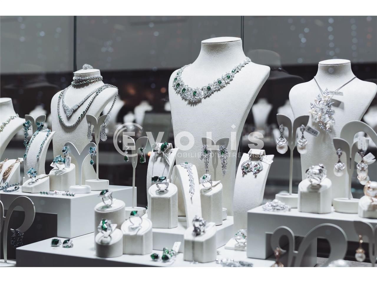 Situé à deux pas du Triangle d'Or, entre le cours