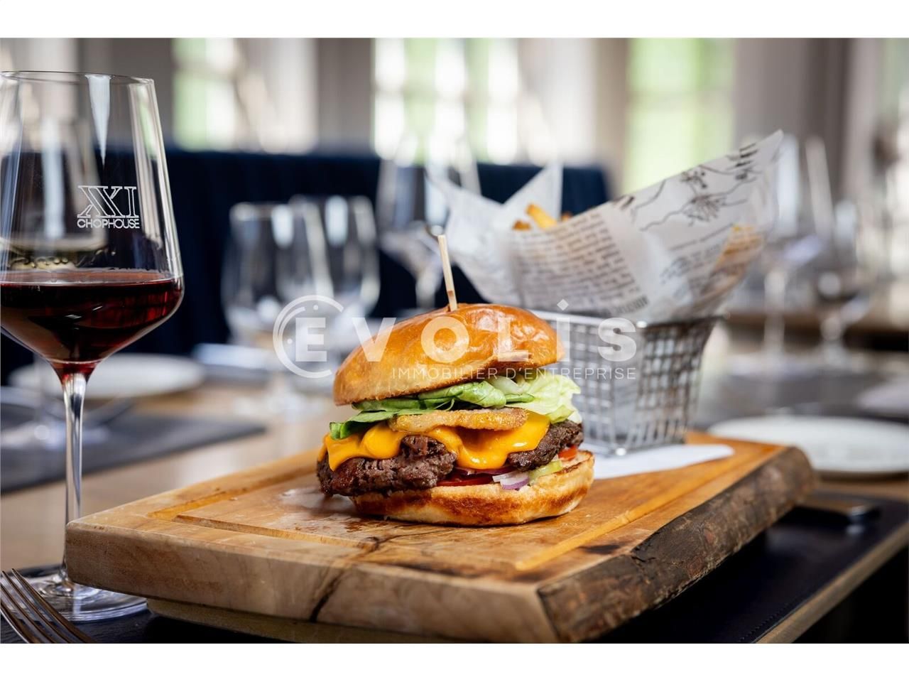 Situé à la Victoire à Bordeaux, sur la rue Sainte
