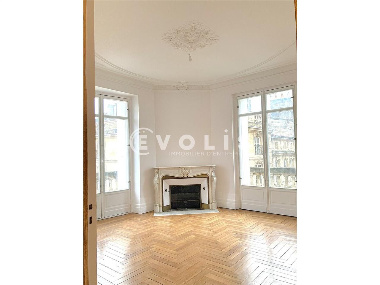 Place du parlement, dans l'hyper centre prestigie