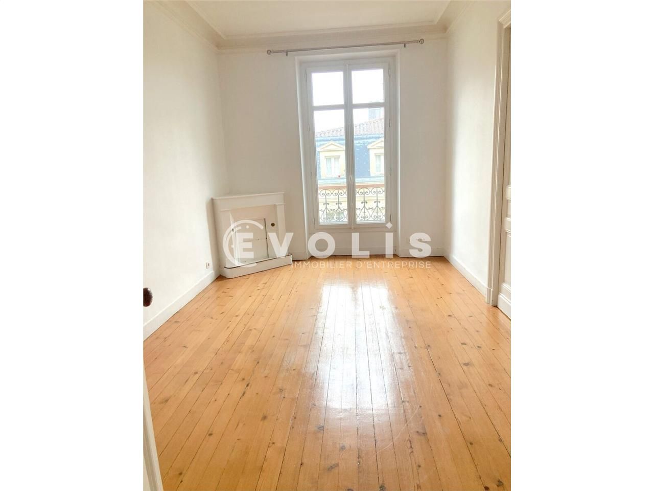 Place du parlement, dans l'hyper centre prestigie