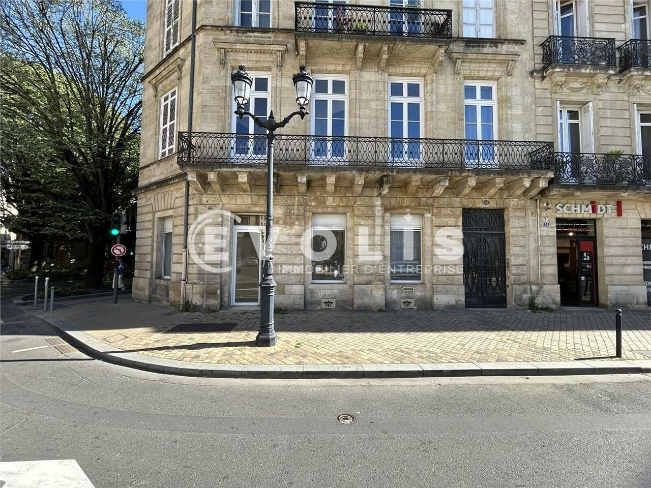 Situé sur l'un des axes les plus prestigieux de B