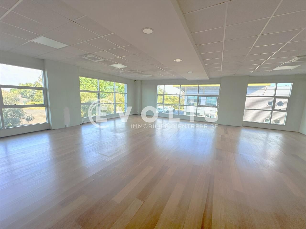 Dans un parc de bureaux,  Evolis vous propose des