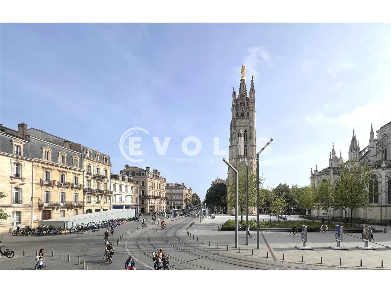 Sur la place Pey Berland, Evolis vous propose des