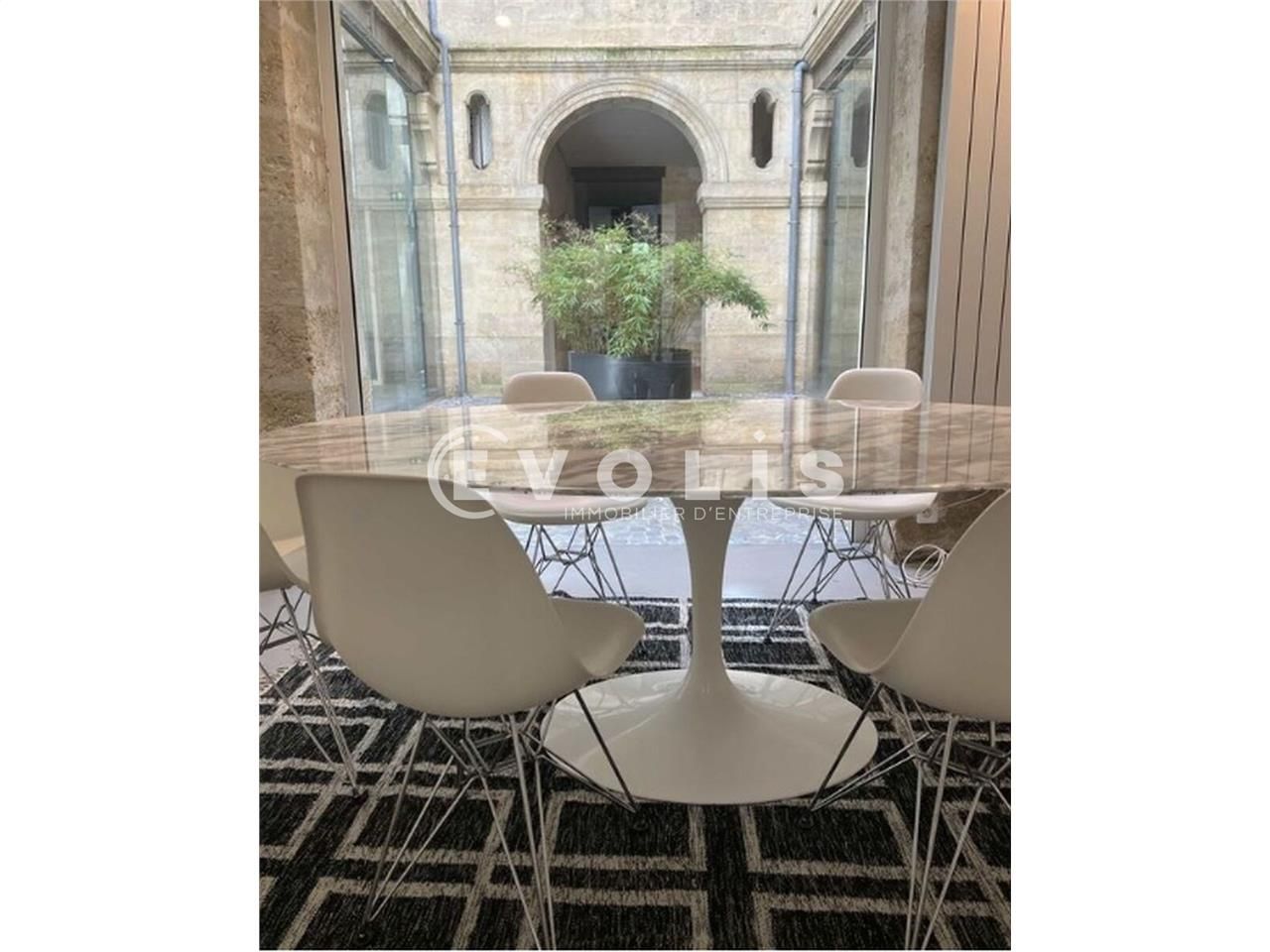 À Bordeaux, dans le quartier des Quinconces, Evol