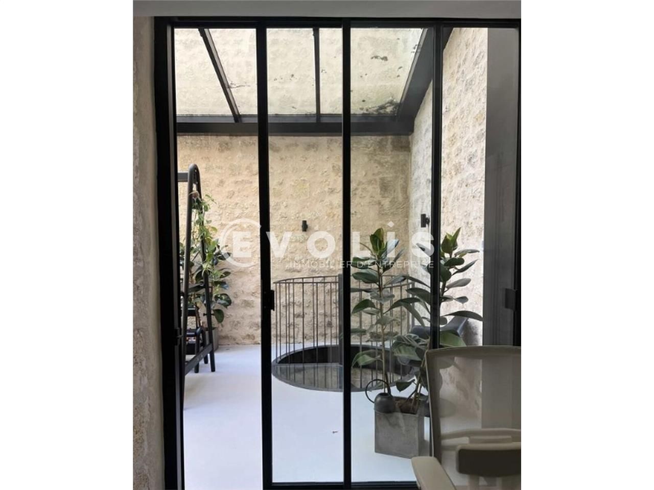 À Bordeaux, dans le quartier des Quinconces, Evol