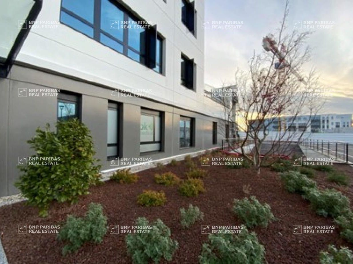 807 m² pour ce bureaux en location à Genas