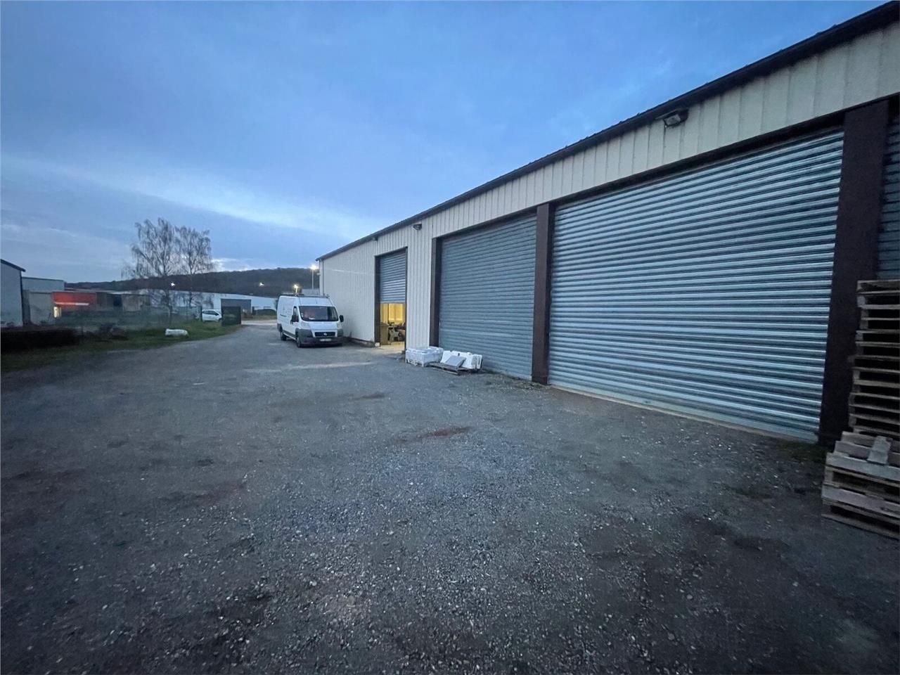 1 local d'activité indépendant de 300 m2 avec vis