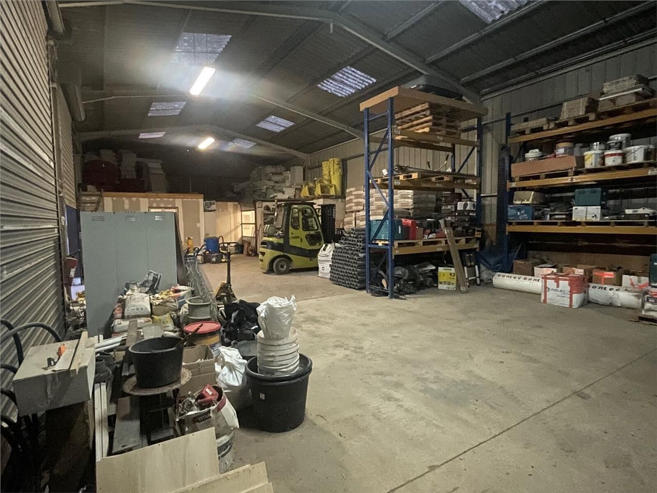 1 local d'activité indépendant de 300 m2 avec vis