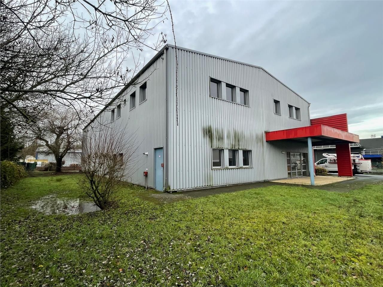 Situé au sein de la zone d'activité, 1 ensemble d