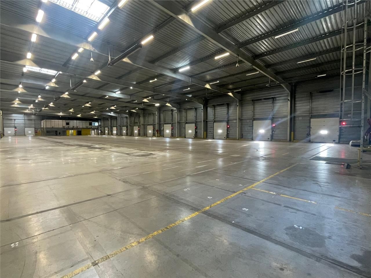 Entrepôt de stockage de 6000 m2 avec 17 quais niv