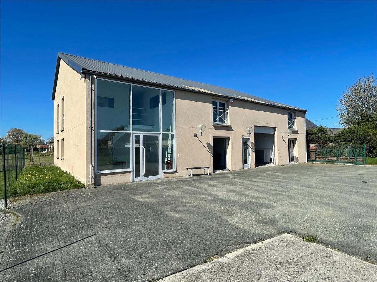Local indépendant de 380 m2 à proximité d'Evreux