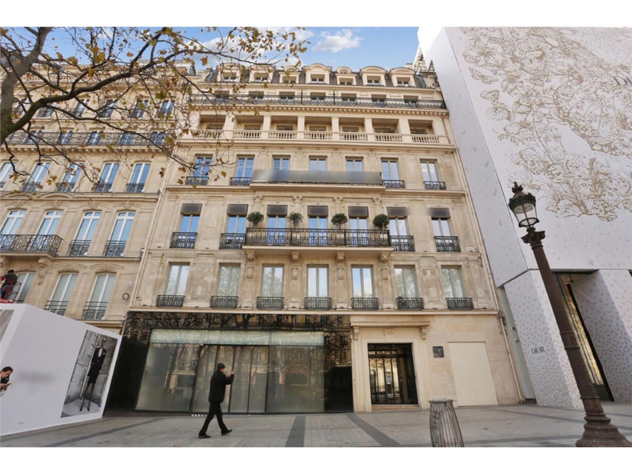 Avenue des Champs-Elysées,  à proximité de l'Etoi