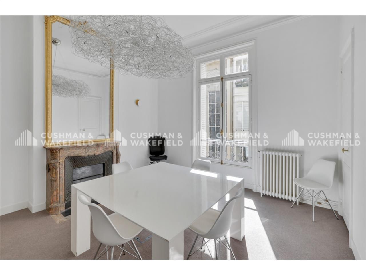 Nous vous proposons dans un bel immeuble pierre d