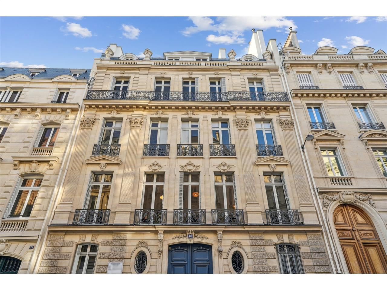 Dans un superbe immeuble haussmannien du 8e arron