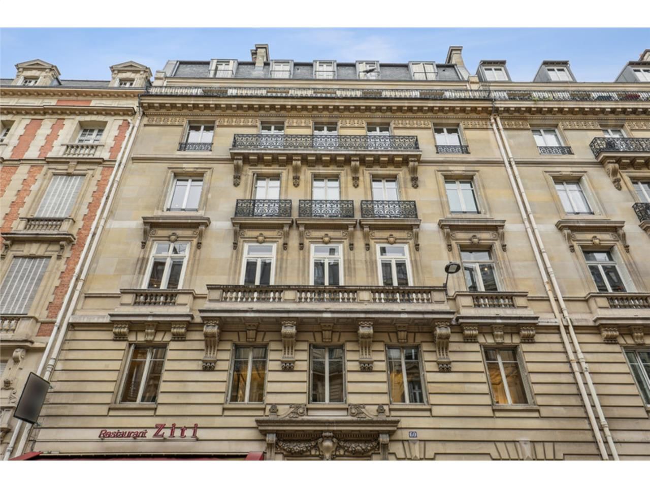 Situé en plein coeur du prestigieux Triangle d'Or