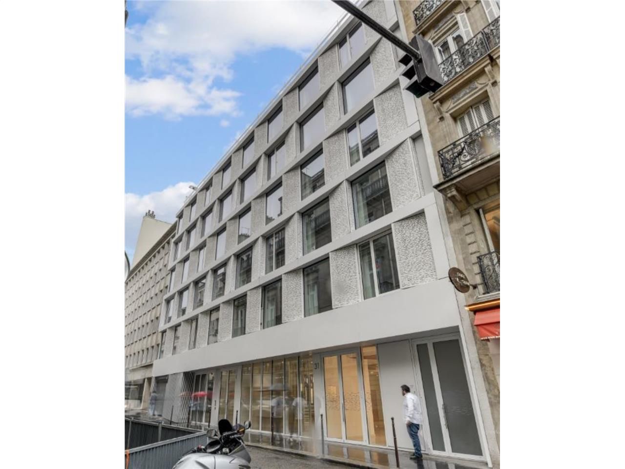 BUREAUX PARIS 8  A LOUER  A l'angle de l'avenue F