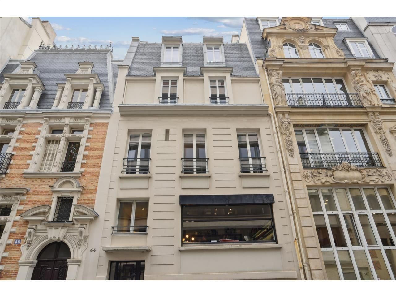 Idéalement situé 44 rue Fortuny, au coeur du 17èm