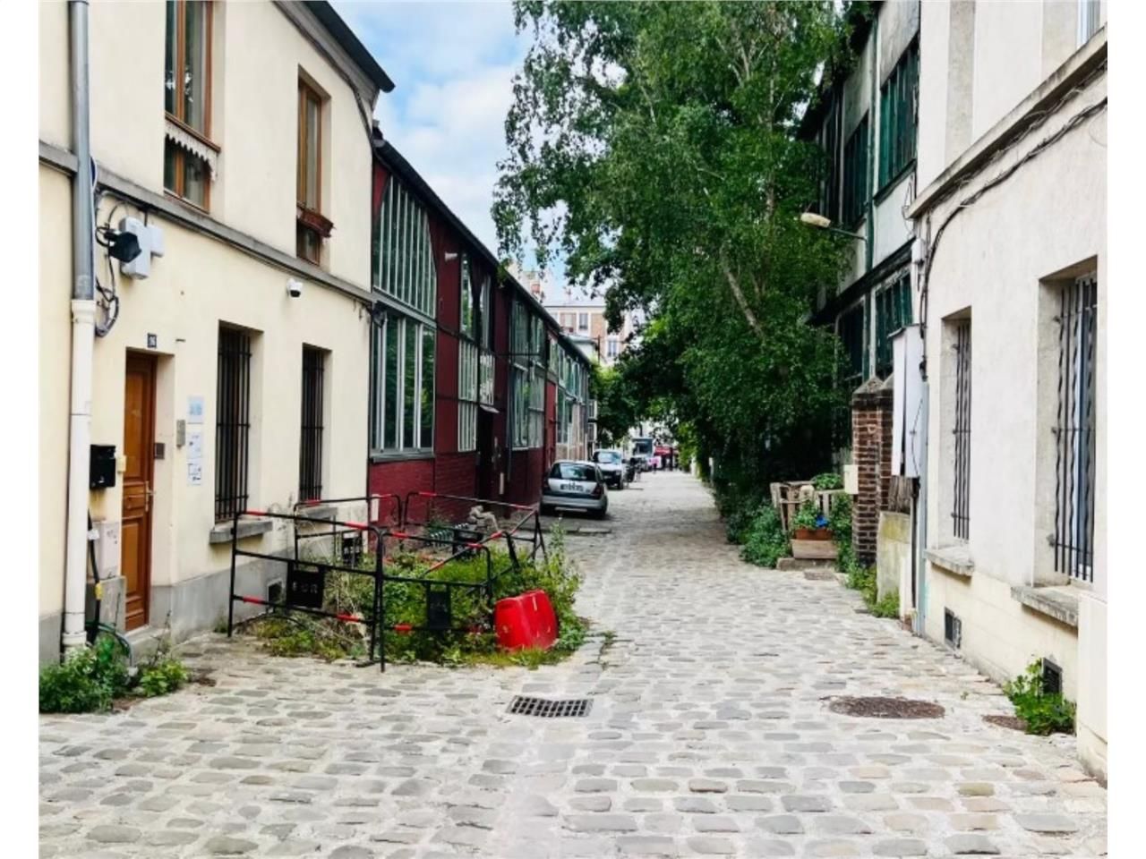 Situé à proximité immédiate de l'arrêt de métro M