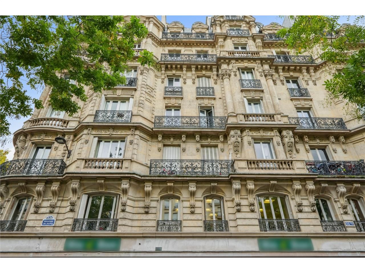 Situé à proximité immédiate de l'arrêt de métro P