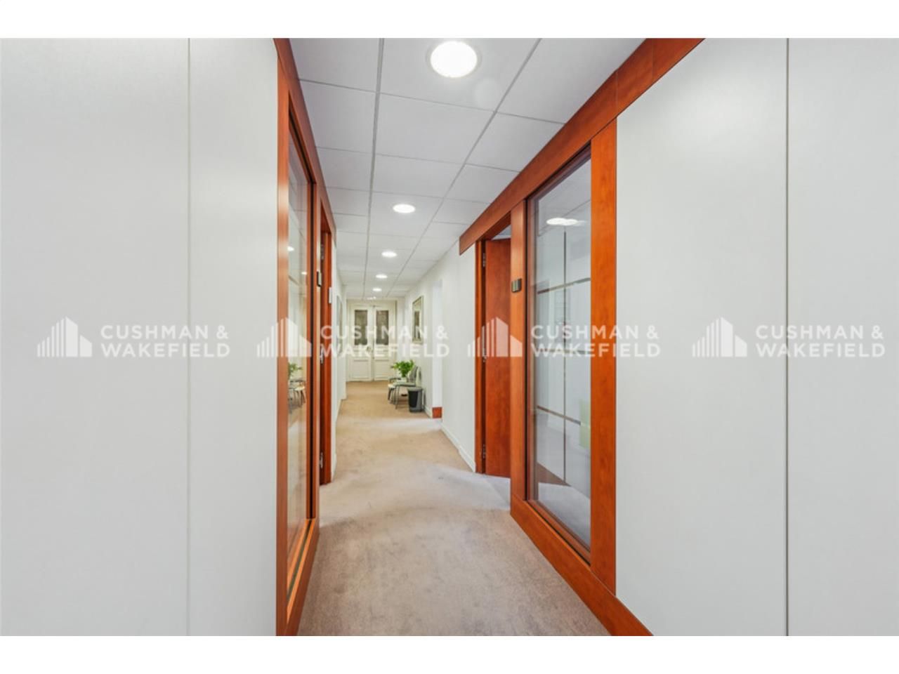 Situé à proximité immédiate de l'arrêt de métro P