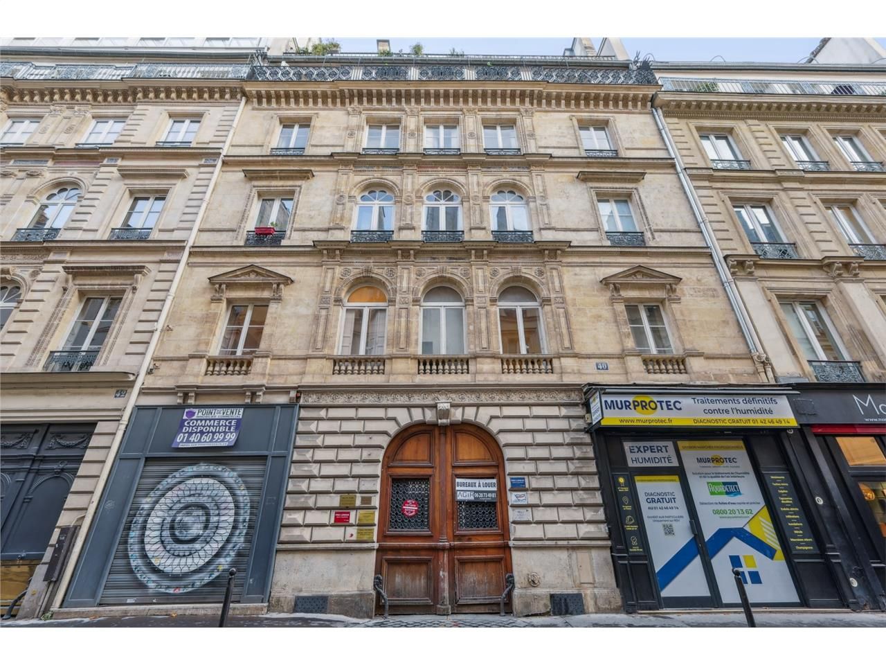 Située dans un immeuble haussmannien de caractère