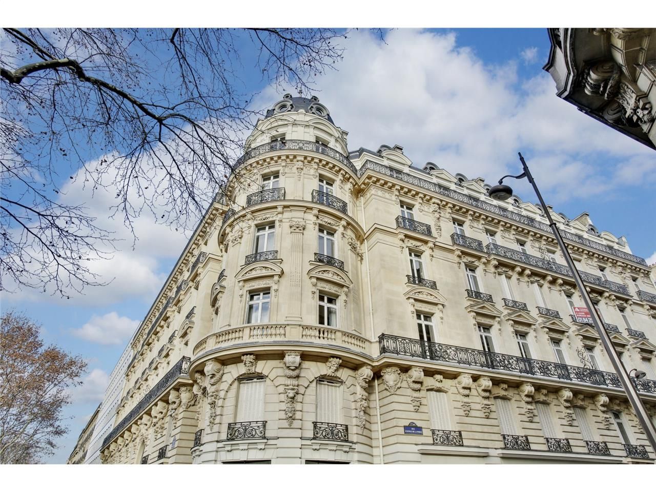 Nous vous proposons dans un bel immeuble pierre d