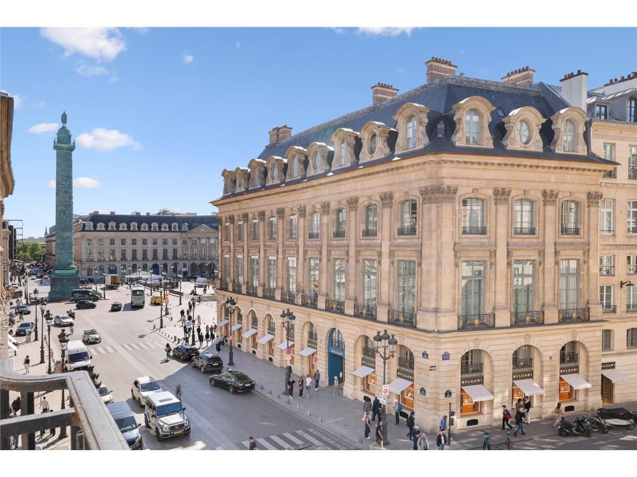 Situés au 2 rue de la Paix, à quelques mètres de 