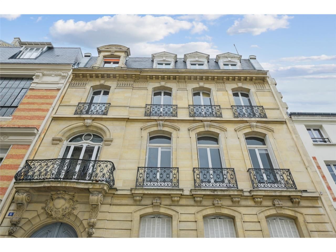 À deux pas de la station Victor Hugo, dans une al
