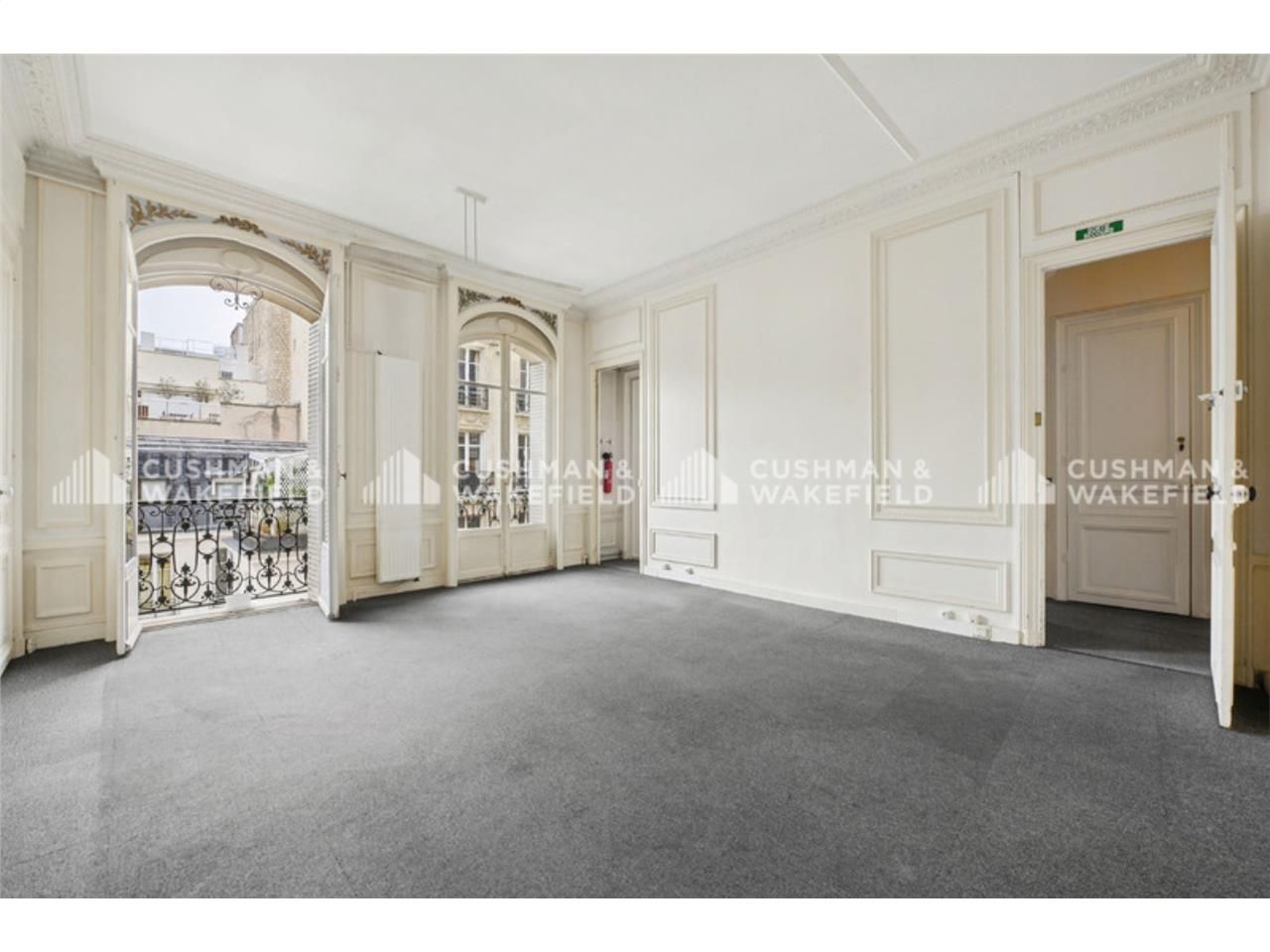 À deux pas de la station Victor Hugo, dans une al