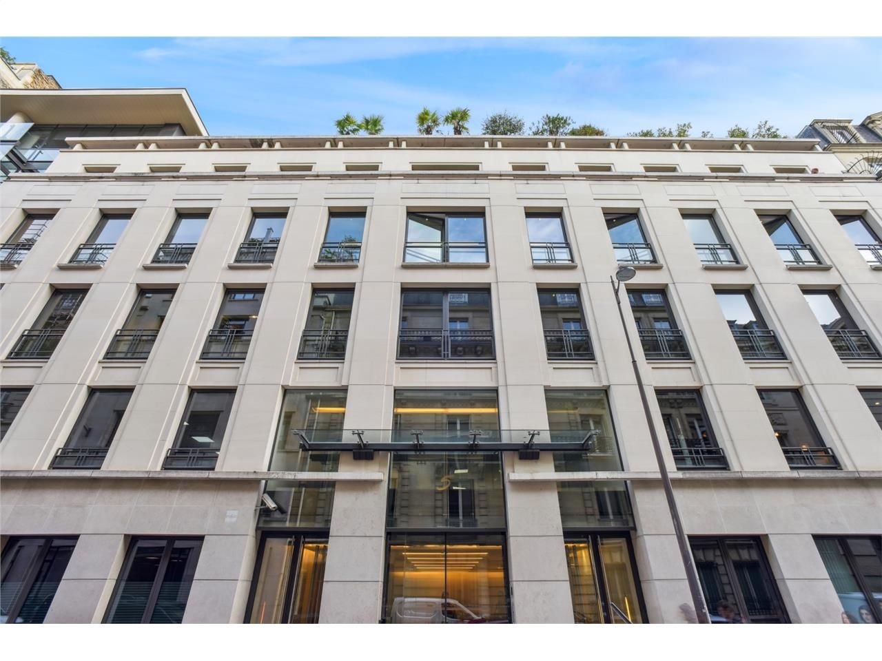 Situé au coeur du 8e arrondissement de Paris, le 