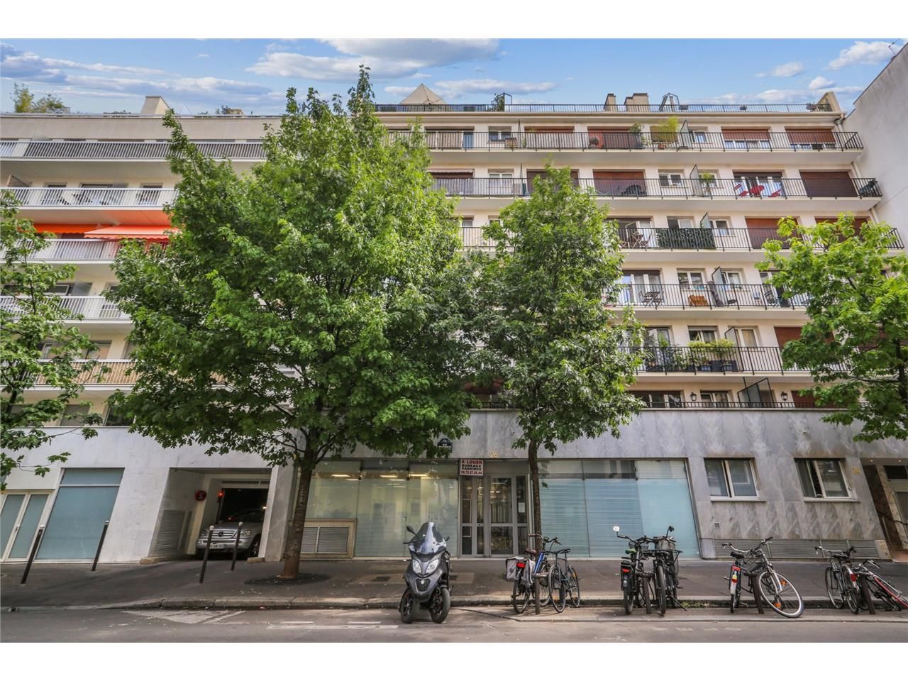 Situé sur la rue Rennequin, l'immeuble offre un e