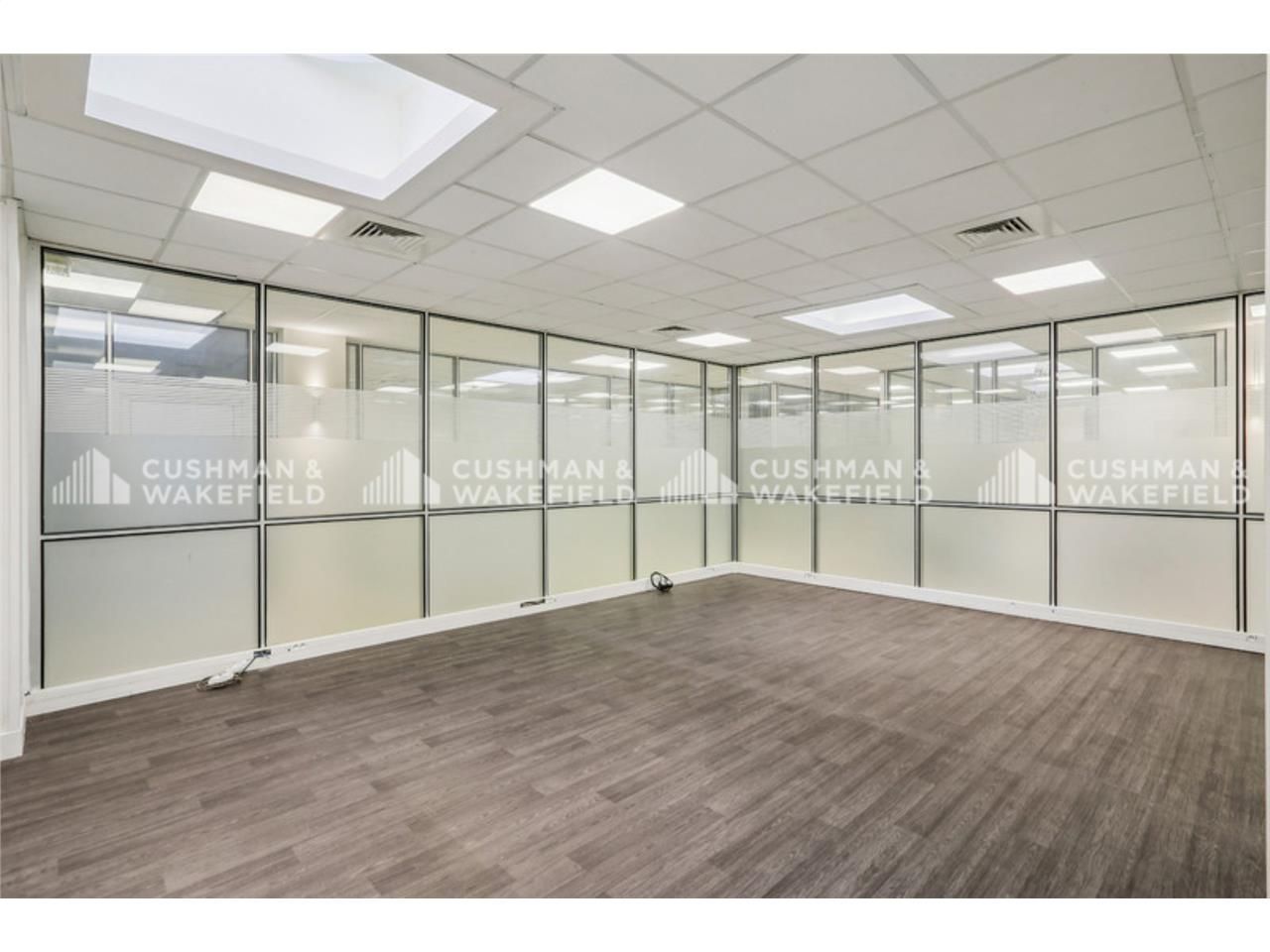 Situé sur la rue Rennequin, l'immeuble offre un e