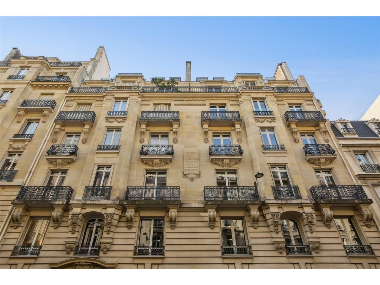 Situés au rez-de-chaussée d'un superbe immeuble e