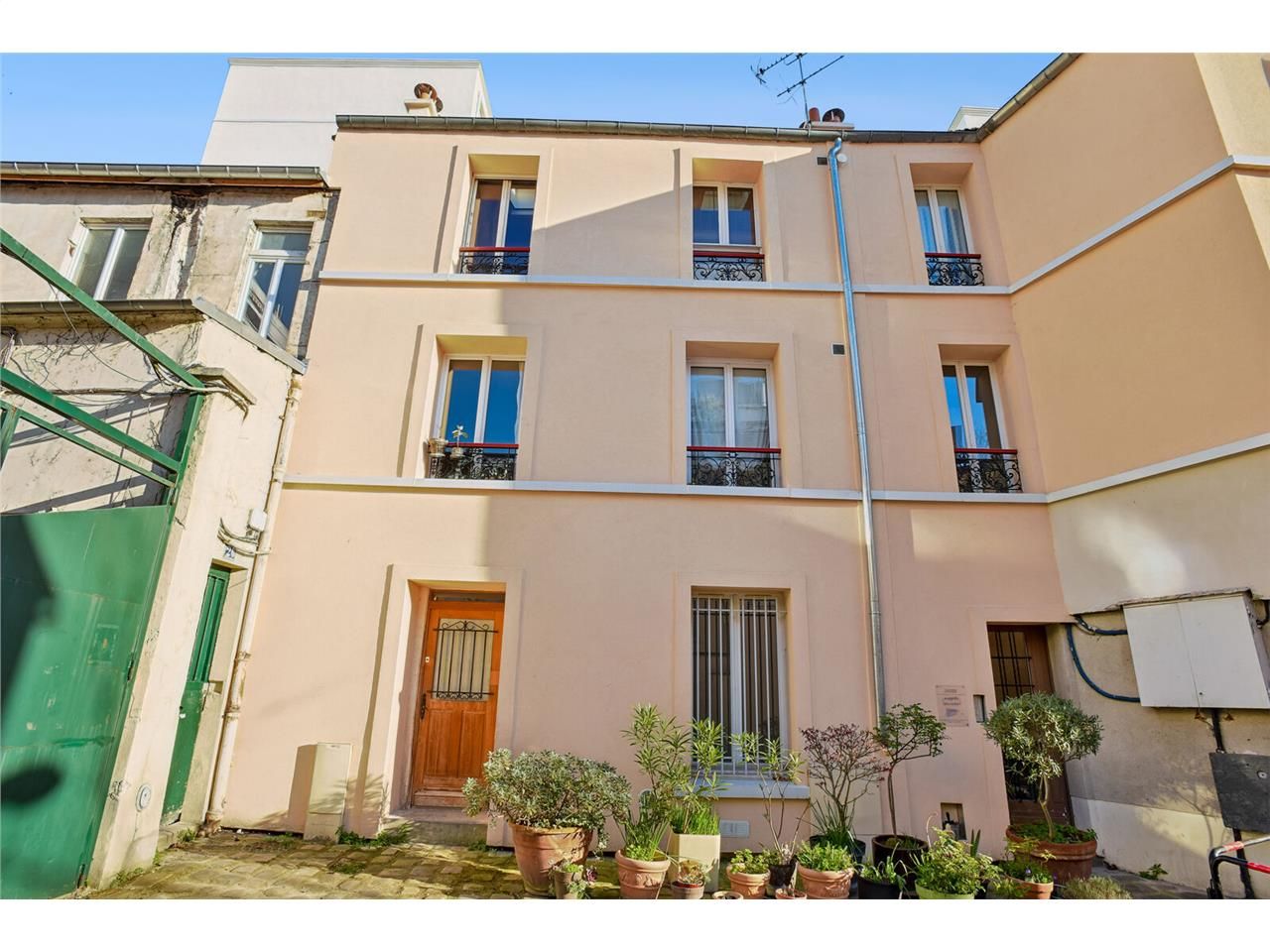 Situé à proximité immédiate de l'arrêt de métro M