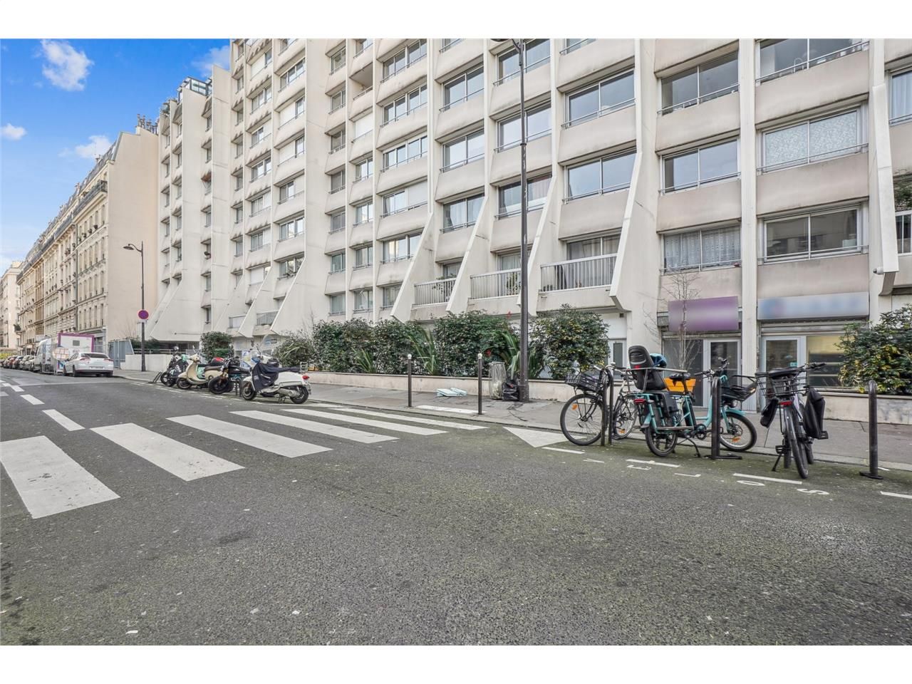 Au sein du Xe arrondissement, à proximité des gar