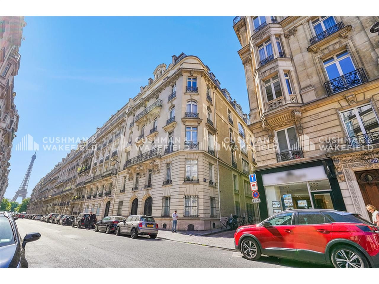 Situé au 5ème étage d'un très bel immeuble Haussm