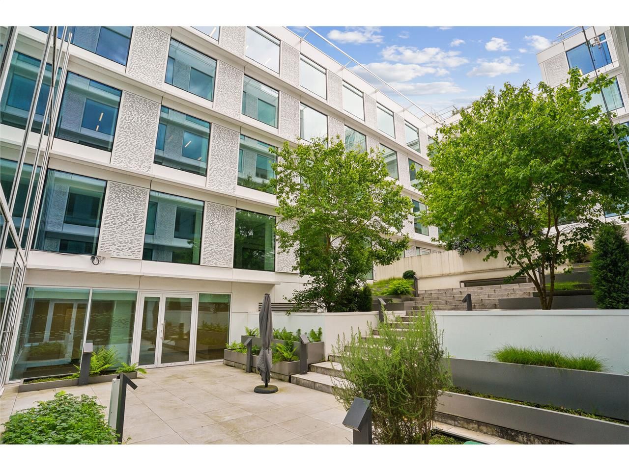 BUREAUX D'EXCEPTION A LOUER  A l'angle de l'avenu