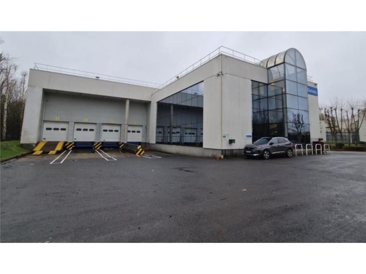 Entrepôts de 4370 m² non divisibles à Louer à BUS