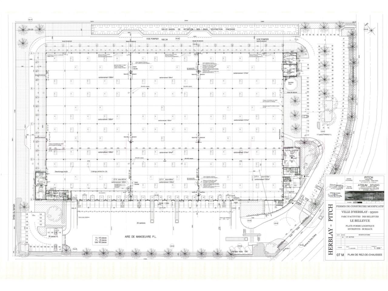 Entrepôt de classe B avec architecture contempora