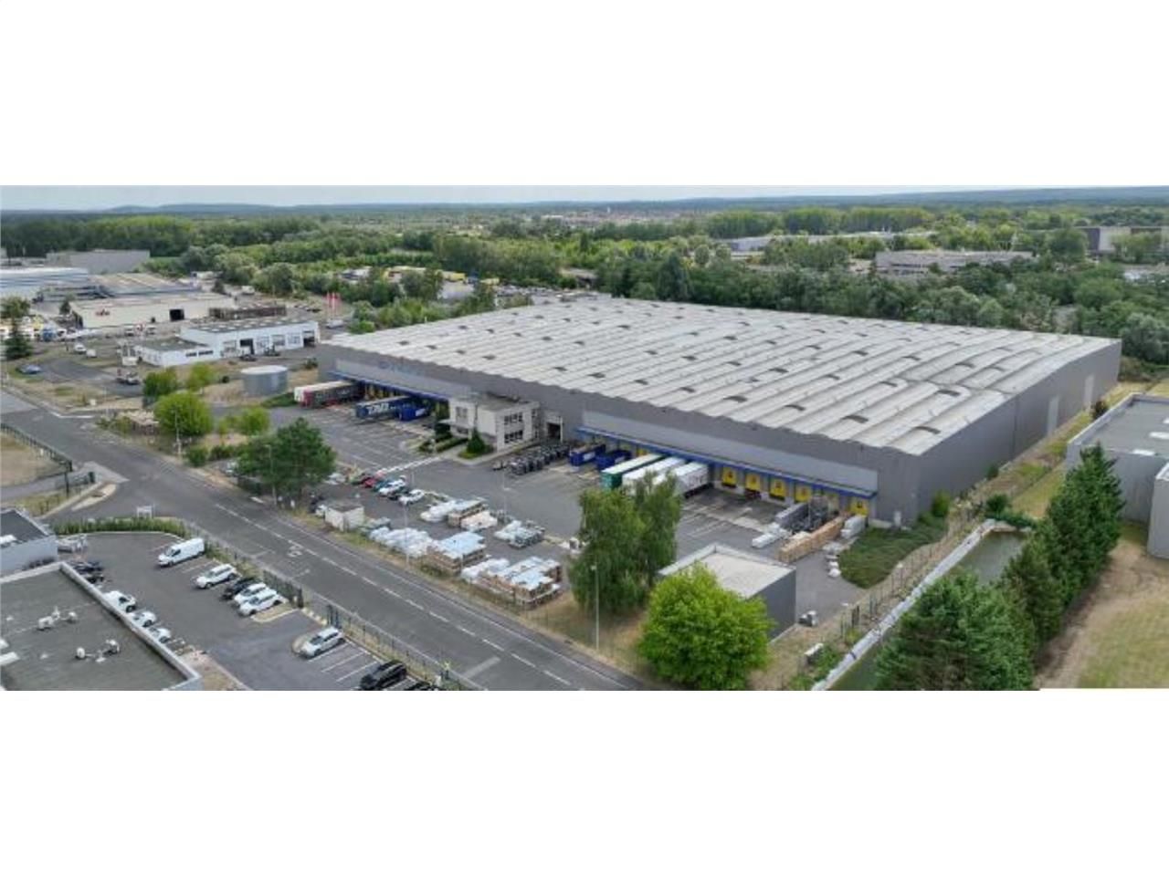 Situé à Le Meux, cet entrepôt moderne de 17 615 m