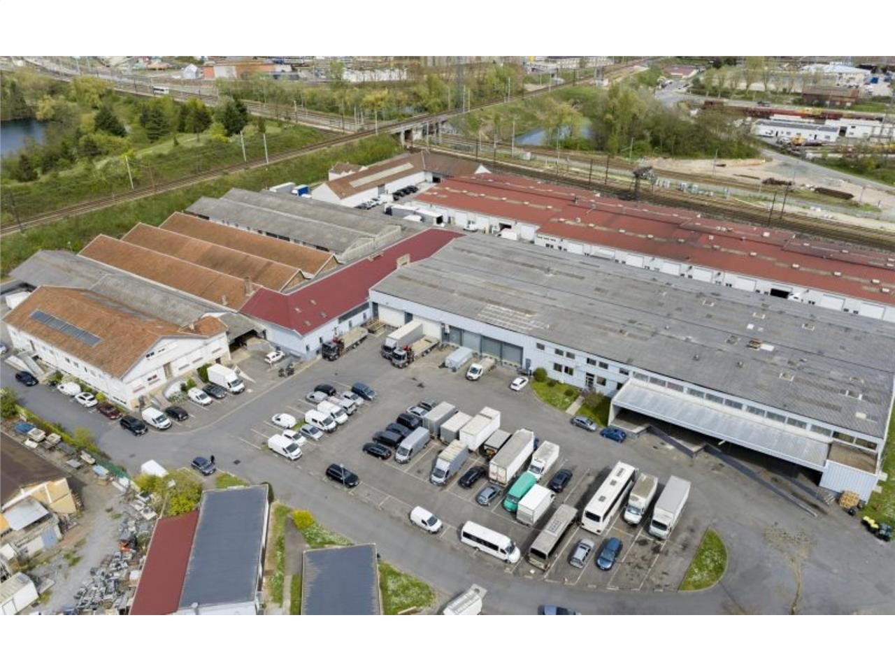 À louer - Local d'activités de 300 m² avec accès 