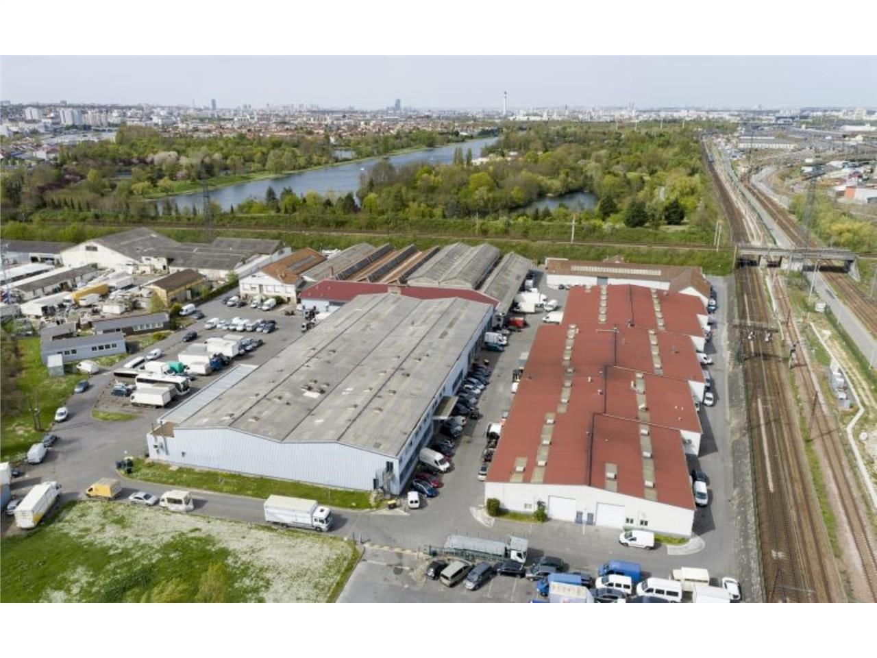 À louer - Local d'activités de 300 m² avec accès 