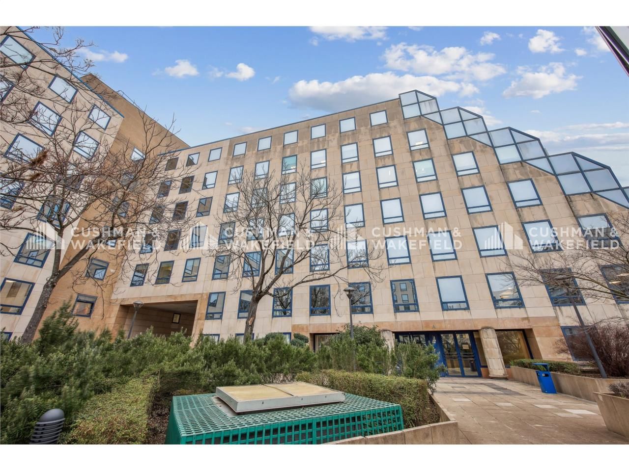 Nous vous proposons à la vente un ensemble de bur