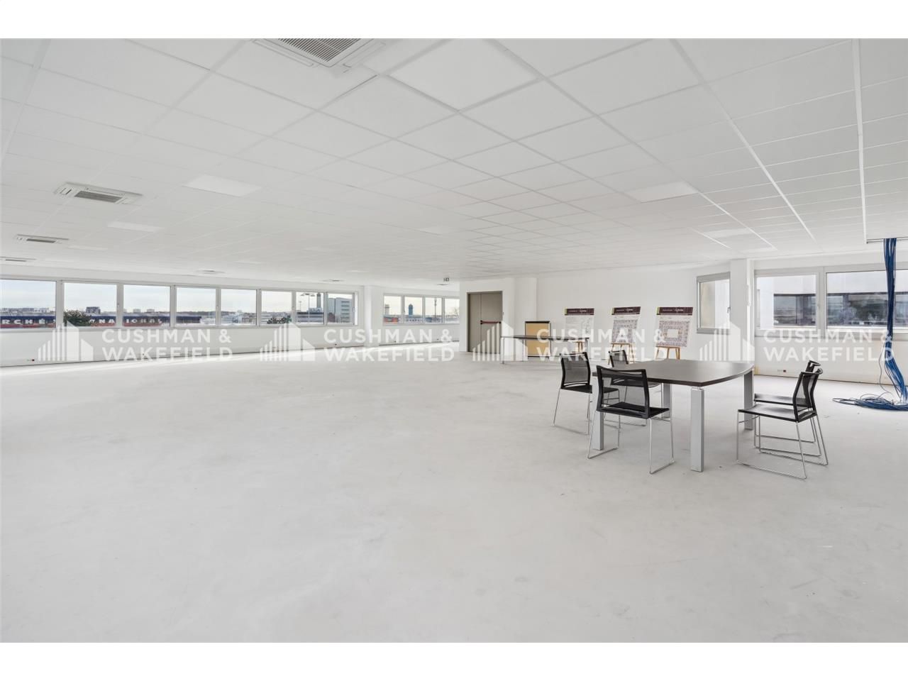 Découvrez ces locaux d'activité avec bureaux à Ru