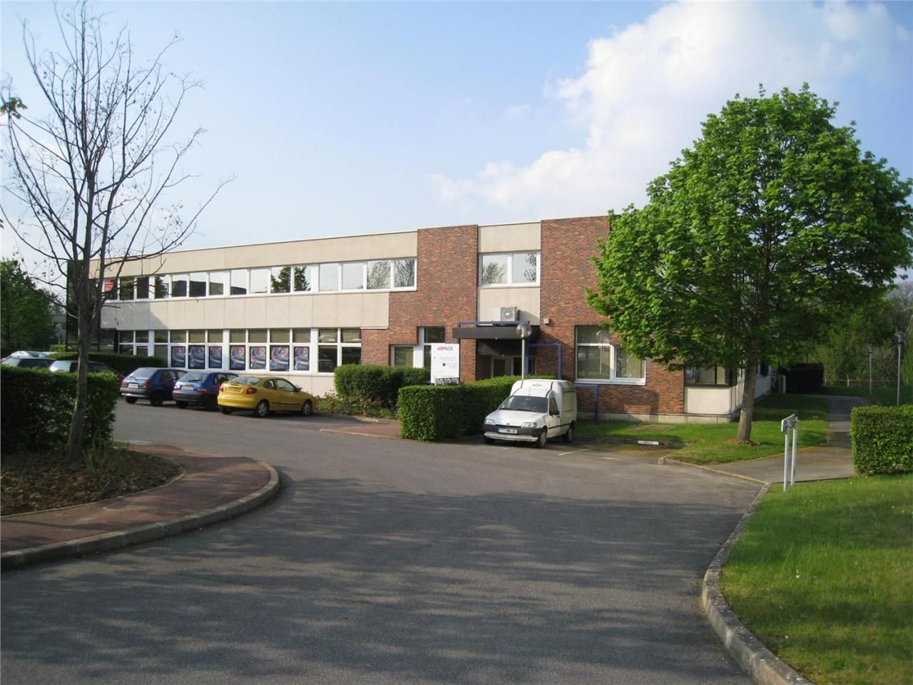 Situés à Bièvres, dans un environnement calme et 