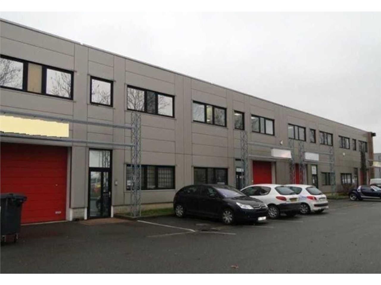 À louer, cellule d'activité avec bureaux d'une su