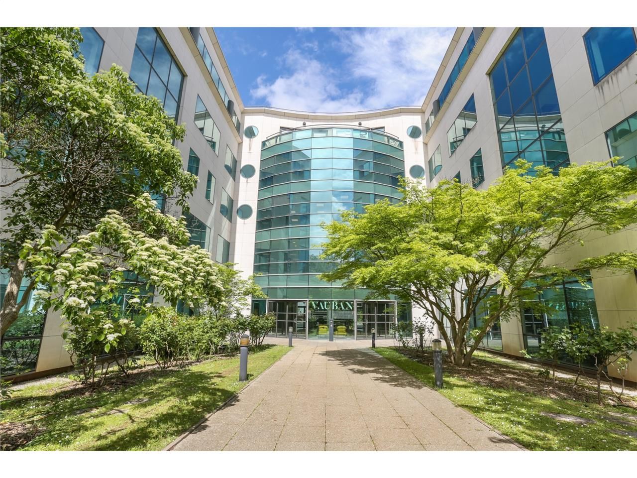 À louer, bureaux à Vélizy - Immeuble rénové et cl