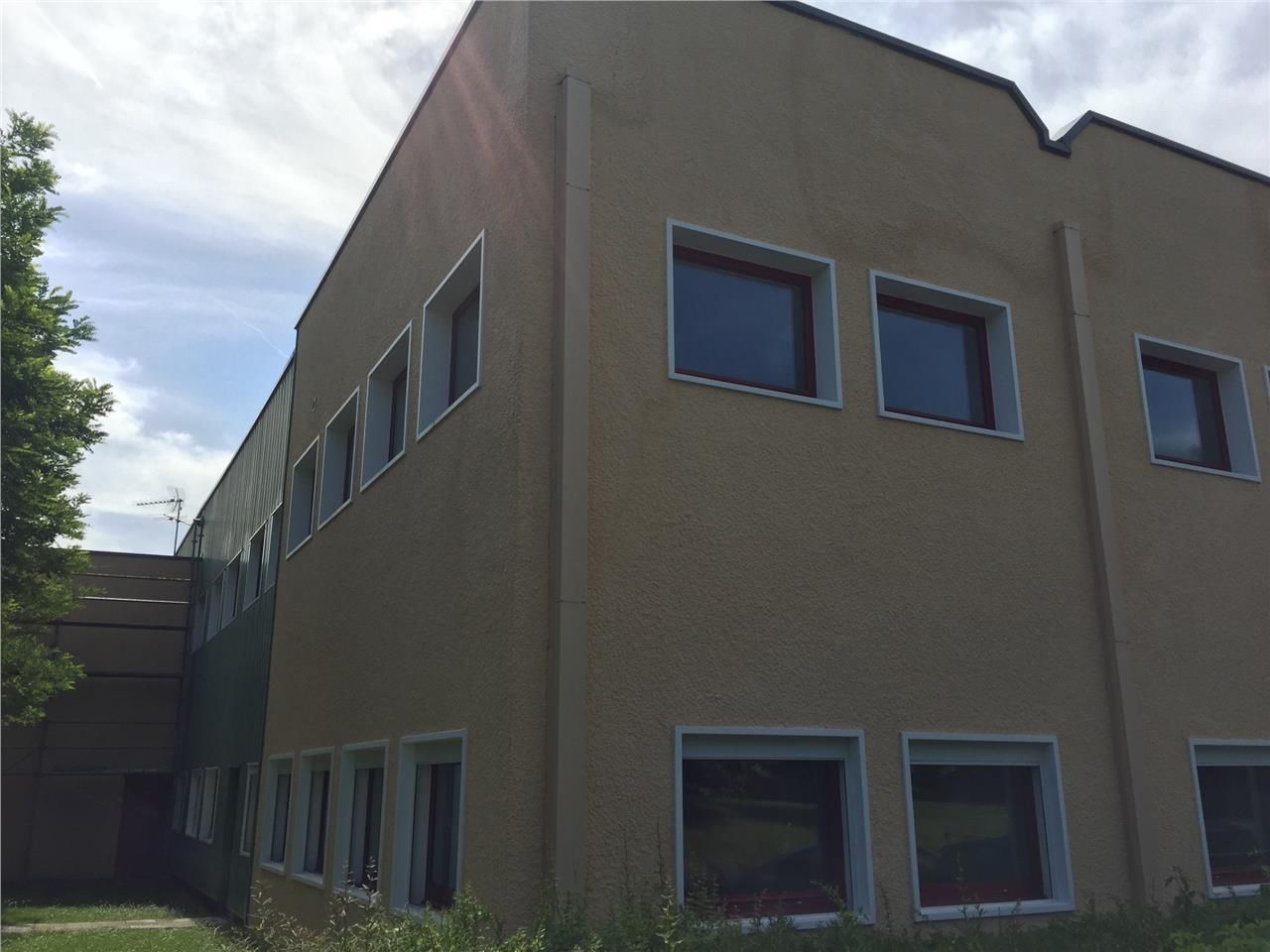 Situés à Trappes, ces bureaux et locaux d'activit